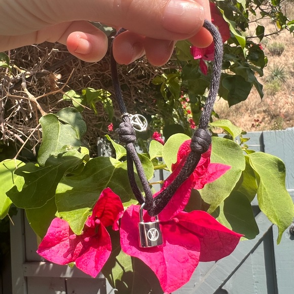 Authentic Louis Vuitton Lock It bracelet sterling silver - Picture 3 of 5